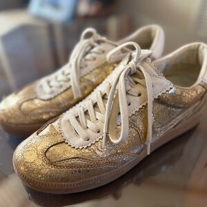 Dolce Vita Gold and Cream Sneakers size 9 EUC LOOK!